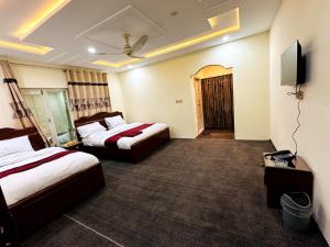 Ένα ή περισσότερα κρεβάτια σε δωμάτιο στο Desert One Hotel Skardu