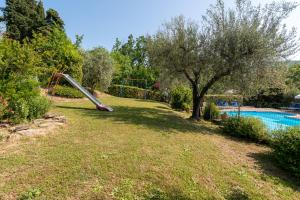 un tobogán en un patio junto a una piscina en Villa Agriturismo Cuiano - Pierle, en Cortona