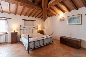 Un dormitorio con una cama y un techo de madera. en Villa Agriturismo Cuiano - Pierle, en Cortona 32 fotos más