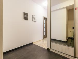 ザコパネにあるVisitZakopane - Aquapark Residence One Apartmentの鏡と白壁の廊下