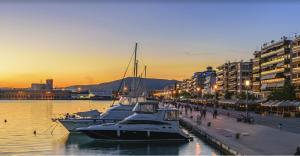 Ein Boot liegt an einem Dock in einem Hafen. in der Unterkunft Modern Tiny House in Volos in Volos
