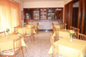 Reštaurácia alebo iné gastronomické zariadenie v ubytovaní Hostal Torre Mar