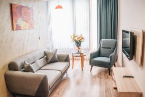 a living room with a couch and a chair at La Flora House Hotel in Kocaeli