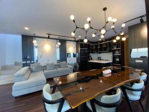 ein Wohnzimmer mit Esstisch und Couch in der Unterkunft Double R Villa F11 Dago Village in Bengkok