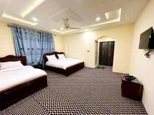 Ένα ή περισσότερα κρεβάτια σε δωμάτιο στο Desert One Hotel Skardu