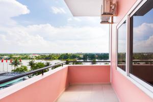 - un balcon avec vue sur l'eau dans l'établissement Bcons Riverside Hotel Binh Duong, à Thu Dau Mot