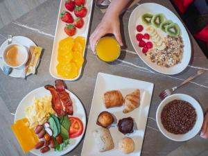 uma mesa com pratos de comida para o pequeno almoço em ARCELON HOTEL - New from 2023 em Barcelona