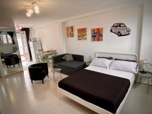 La Roma di Camilla في روما: غرفة نوم مع سرير وغرفة معيشة مع سيارة على الحائط