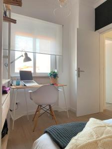 - une chambre avec un bureau, un ordinateur portable et une chaise dans l'établissement Lisbon, renovated T2 apartment Portas de Benfica, à Amadora