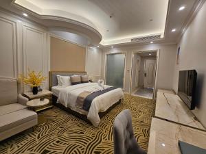 Un dormitorio con una cama, un sofá y un televisor. en Dansavanh Namngum Resort, en Ban Keun