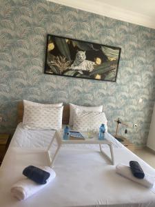 Un dormitorio con una cama con una mesa. en lovely and chic Appartment in asilah marina golf en Asilah