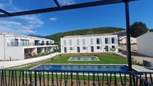 een uitzicht vanaf het balkon van een huis met een zwembad bij Les Papillos du Ventoux - Le Petit Sylvain - één slaapkamer met terras in Malaucène
