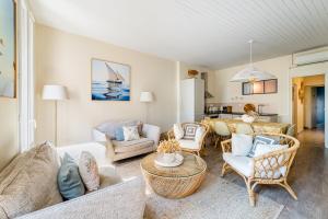 een woonkamer met een bank, stoelen en een tafel bij Le Nani Raou par Dodo à Cassis in Cassis