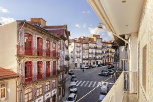 a view of a city street with buildings and cars at ExtendALL in Porto