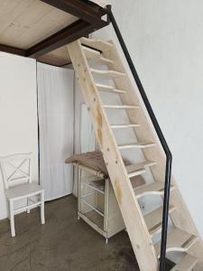 1 cama elevada con escalera en una habitación en Leccino Suite, en Matino