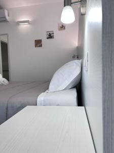 Postel nebo postele na pokoji v ubytování Longevity Hotel