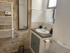 a bathroom with a sink and a mirror at Instant en Provence in Eyragues