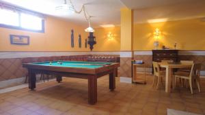 una camera con tavolo da biliardo e bar di Luxe Haciënda La Campiña met verwarmd zwembad en tennisbaan. ad Alhaurín el Grande