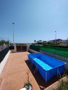 ein großer blauer Swimmingpool auf einem Dach in der Unterkunft Adosado Estany in Cullera
