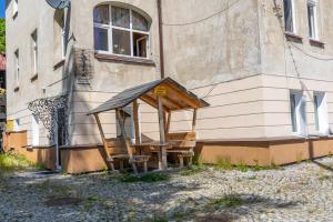 a wooden shelter on the side of a building at Apart Invest Dworcowa 1 i 2 in Szklarska Poręba