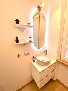 a bathroom with a sink and a mirror at Appartamento Alice Silver in Bardolino