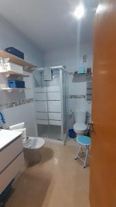 a bathroom with a shower and a toilet and a sink at Los Abrigos Romantico Loft vista Oceano,wifi,playas in Los Abrigos