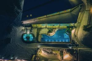 una vista aérea de una piscina en un complejo en VisitZakopane - Aquapark Residence One Apartment, en Zakopane