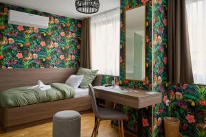 1 dormitorio con cama, escritorio y espejo en ROOMS, en Szombathely