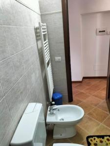 łazienka z toaletą i umywalką w obiekcie Casa Monique w mieście Badalucco