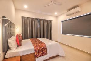 מיטה או מיטות בחדר ב-Amazing 2BHK Apartment Near Baga Beach By Stay Over Home