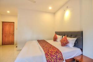 Een bed of bedden in een kamer bij Amazing 2BHK Apartment Near Baga Beach By Stay Over Home