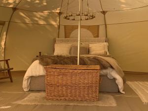 The Glade Bell tent في Sarcé: غرفة نوم بسرير في خيمة