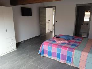 Łóżko lub łóżka w pokoju w obiekcie Casa San Miguel 93 santander