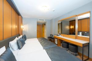 um quarto de hotel com uma cama e uma casa de banho em Freya Hotel em Istambul