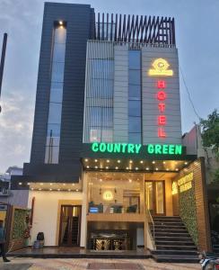 un edificio con un letrero que lee verde country en Country Green Hotel & Banquet, en Bareilly