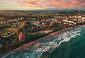 una vista aérea de la playa y del océano en Wyndham Palmas Beach and Golf Boutique Resort en Humacao