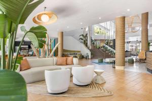 sala de estar con sofá y algunas plantas en Wyndham Palmas Beach and Golf Boutique Resort en Humacao