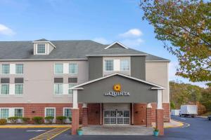 a front view of a hotel with a lion inn at La Quinta by Wyndham Stonington-Mystic Area in Pawcatuck