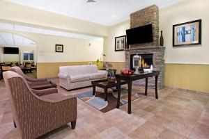 a living room with a couch and a fireplace at La Quinta by Wyndham Stonington-Mystic Area in Pawcatuck