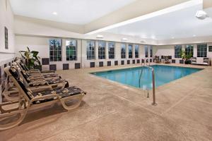 una piscina con tumbonas y una piscina en La Quinta by Wyndham Stonington-Mystic Area, en Pawcatuck