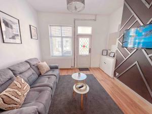 un soggiorno con divano e TV a schermo piatto di Central City Townhouse Leicester - 3 Bedroom House a Leicester