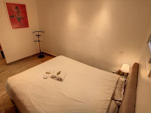 una camera da letto con un letto con occhiali di 1 bedroom Forville, 4 min Palais,Plages,Croisette a Cannes