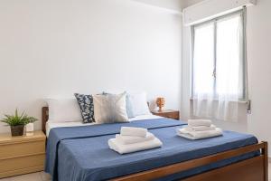 a bedroom with a bed with two towels on it at Lungomare 90 - YourPlace Abruzzo in Fossacesia