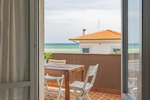 a table and chairs on a balcony with a view of the ocean at Lungomare 90 - YourPlace Abruzzo in Fossacesia