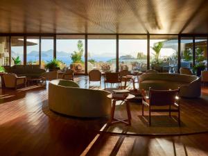 Uma área de estar em Fairmont Rio de Janeiro Copacabana