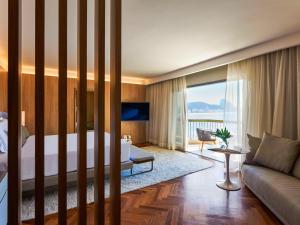 una camera d'albergo con letto e divano di Fairmont Rio de Janeiro Copacabana a Rio de Janeiro