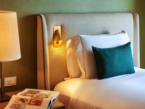 Cama ou camas em um quarto em Fairmont Rio de Janeiro Copacabana