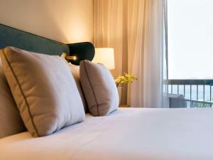Cama ou camas em um quarto em Fairmont Rio de Janeiro Copacabana