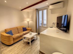 un soggiorno con divano e TV di 1 bedroom Forville, 4 min Palais,Plages,Croisette a Cannes