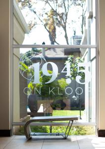 un banco sentado frente a una puerta corredera de cristal en 1945 on Kloof Guesthouse, en Johannesburgo
